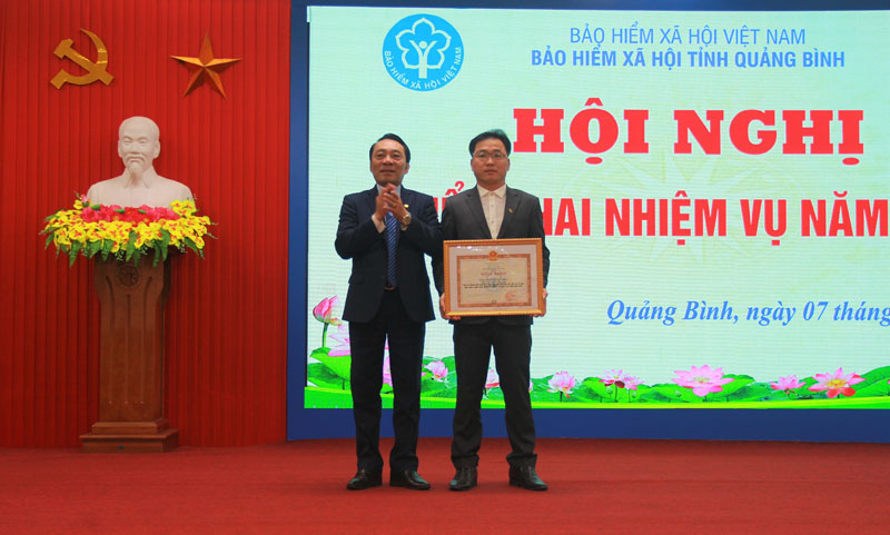 Lãnh đạo BHXH tỉnh trao bằng khen của Tổng Giám đốc BHXH Việt Nam cho cá nhân có thành tích xuất sắc trong công tác phối hợp thực hiện chính sách BHXH, BHYT từ năm 2020-2021.