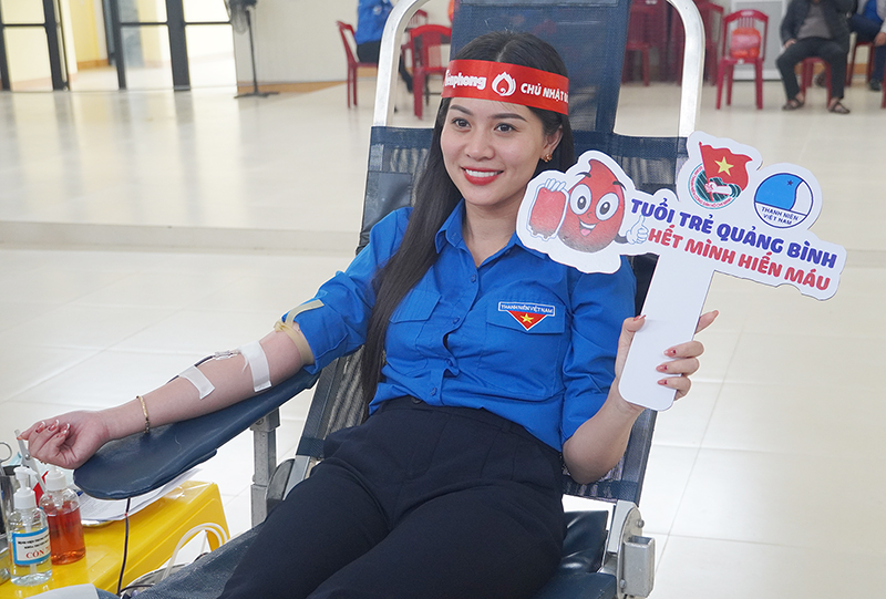 Các đoàn viên, thanh niên tham gia hiến máu tình nguyện tại chương trình “Chủ nhật Đỏ”.