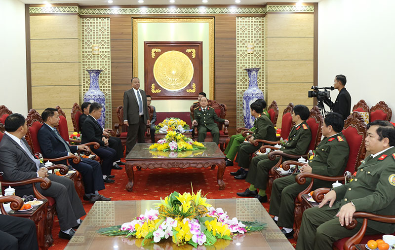 Đoàn đại biểu Công an tỉnh Khăm Muồn thăm, chúc Tết Nguyên đán Quý Mão 2023 tại Công an tỉnh Quảng Bình.