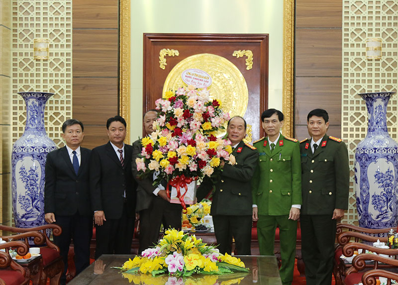 Đoàn đại biểu Công an tỉnh Khăm Muồn tặng hoa, quà chúc mừng Công an tỉnh Quảng Bình nhân dịp Tết Nguyên đán Quý Mão 2023.