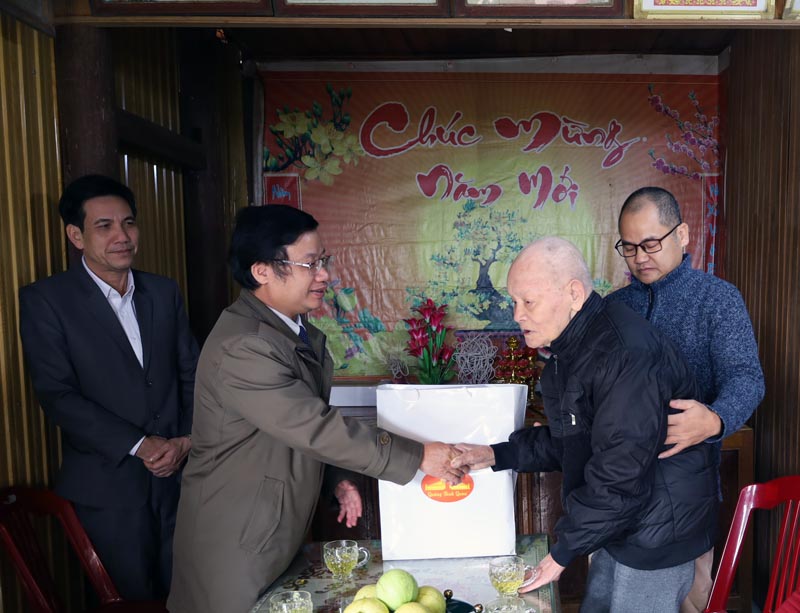 Đồng chí Cao Văn Định, Trưởng Ban Tuyên giáo Tỉnh ủy thăm, tặng quà chúc mừng các đảng viên lão thành huyện Minh Hóa.