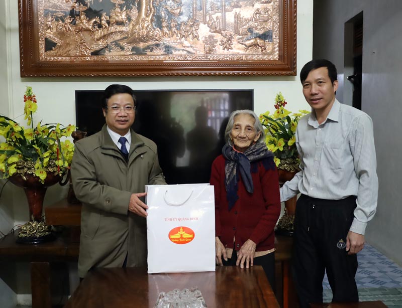 Đồng chí Cao Văn Định, Trưởng Ban Tuyên giáo Tỉnh ủy thăm, tặng quà chúc mừng các đảng viên lão thành huyện Minh Hóa