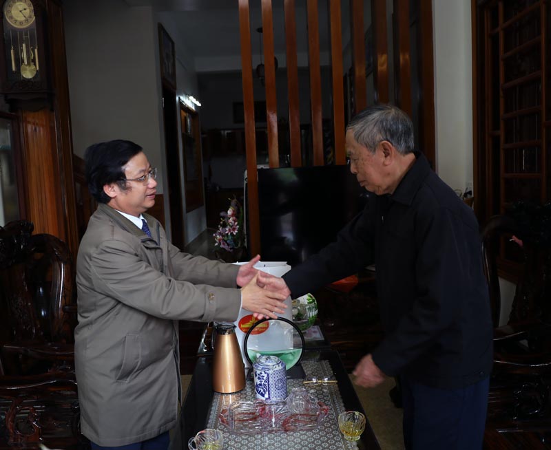 Đồng chí Cao Văn Định thăm, tặng quà và gửi nhiều lời chúc mừng tốt đẹp tới các đồng chí nguyên là Ủy viên Ban Thường vụ, Trưởng Ban Tuyên giáo Tỉnh ủy qua các thời kỳ.