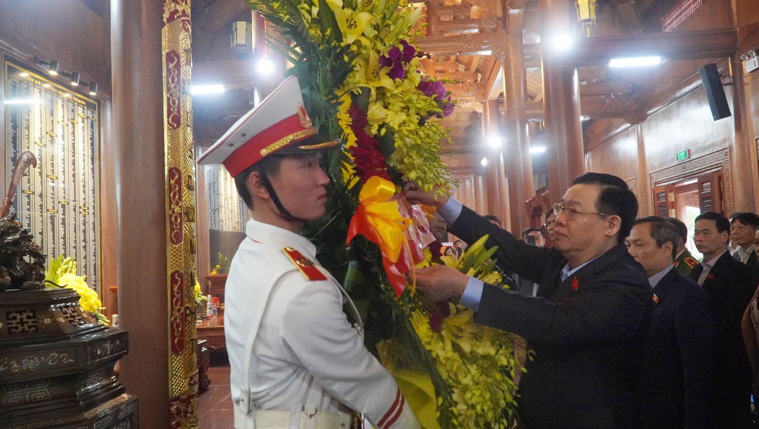 Đồng chí Chủ tịch Quốc hội Vương Đình Huệ dâng hương Bác Hồ và các anh hùng, liệt sỹ.