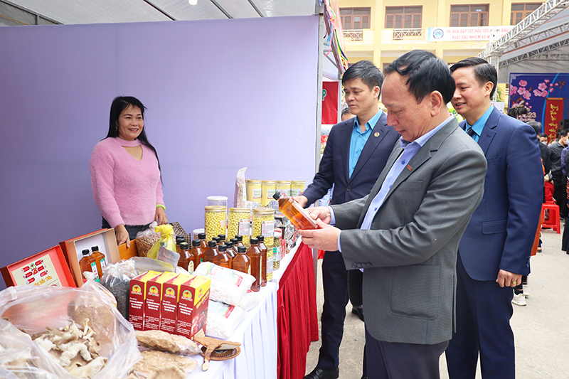 Đồng chí Phó Bí thư Thường trực Tỉnh ủy Trần Hải Châu tham quan các gian hàng.