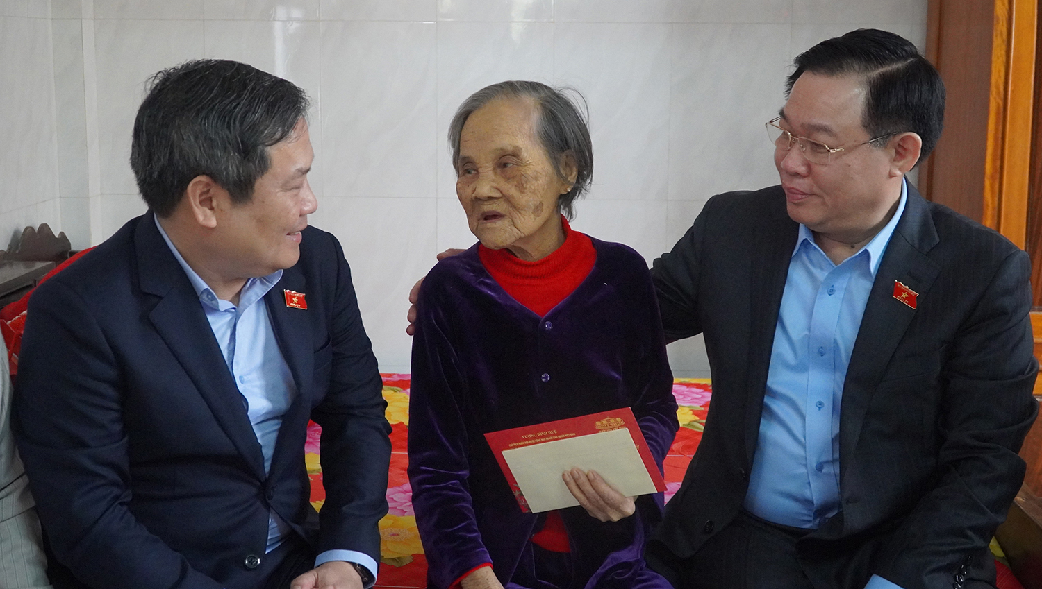Đồng chí Chủ tịch Quốc hôi Vương Đình Huệ và đồng chí Bí thư Tỉnh ủy Vũ Đại Thắng thăm Bà mẹ VNAH Nguyễn Thị Tôi