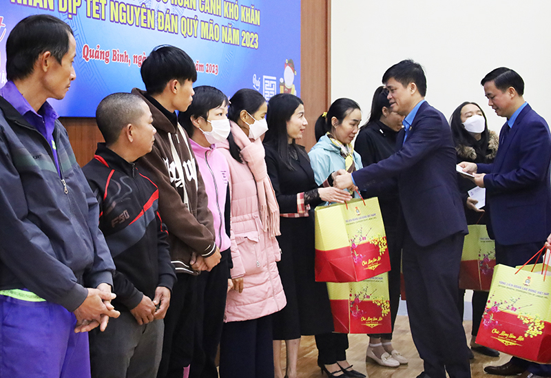 Đồng chí Phó Chủ tịch Tổng LĐLĐ Việt Nam Ngọ Duy Hiểu trao quà Tết cho ĐV, NLĐ có hoàn cảnh khó khăn.