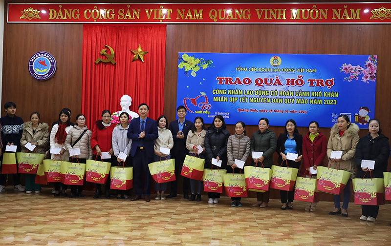 Đồng chí Phó Chủ tịch Tổng LĐLĐ Việt Nam Ngọ Duy Hiểu và lãnh đạo LĐLĐ tỉnh trao quà Tết cho ĐV, NLĐ.