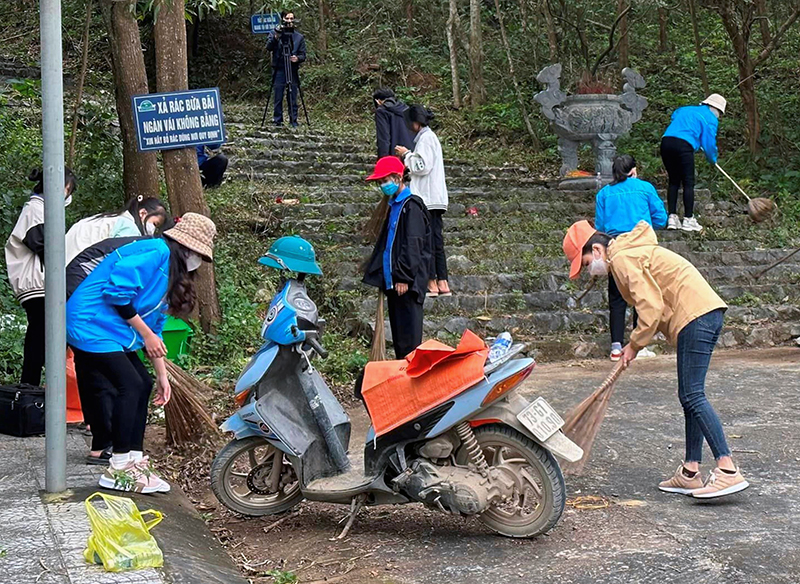 Đoàn viên thanh niên huyện Quảng Ninh thu gom rác thải tại khuôn viên chùa Kim Phong-núi Thần Đinh.