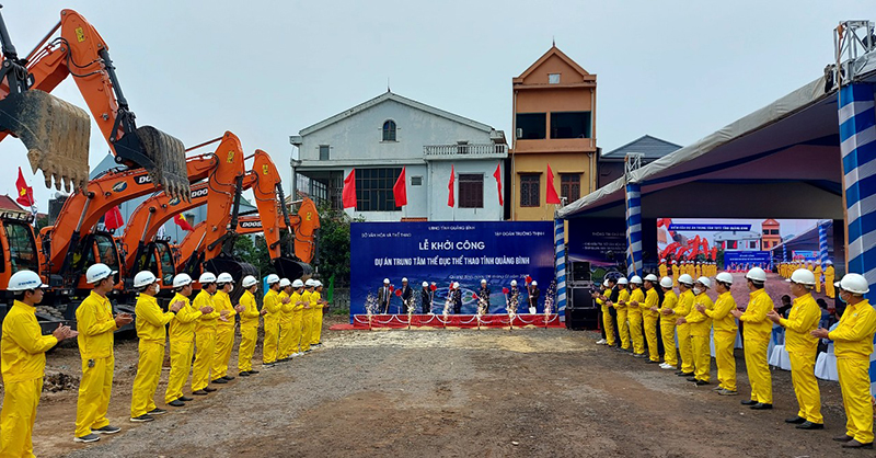 Các đồng chí đại diện chủ đầu tư, các nhà thầu, xã Lộc Ninh đã thực hiện lễ khởi công xây dựng công trình