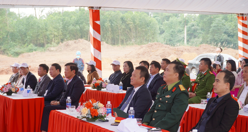 Các đại biểu tham dự Lễ khởi công dự án trụ sở Trung tâm Kiểm soát bệnh tật tỉnh Quảng Bình.