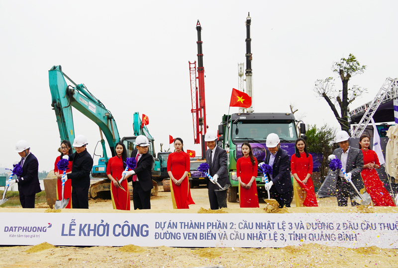 Các đại biểu khởi công Dự án thành phần 2- Cầu Nhật Lệ 3 và đường hai đầu cầu tại hiện trường dự án, lý trình Km667+635 Quốc lộ 1, xã Lương Ninh, huyện Quảng Ninh.
