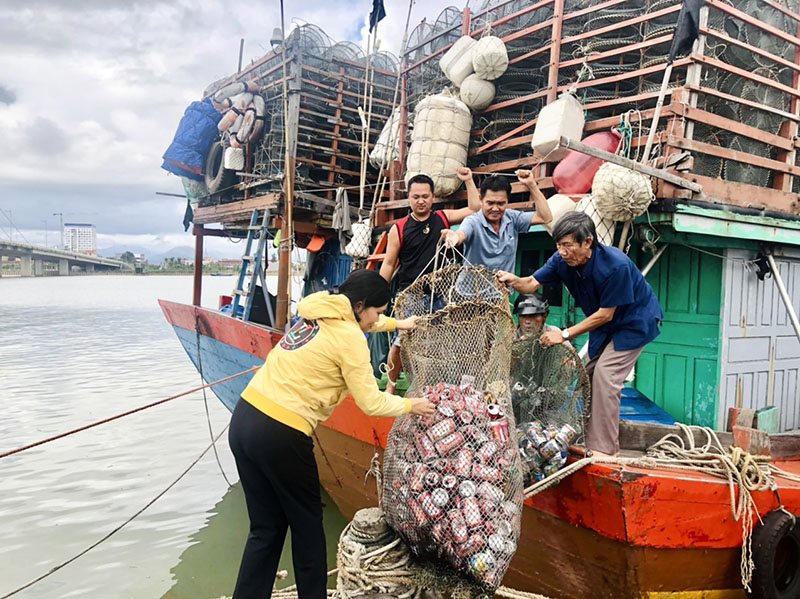 Ngư dân xã Bảo Ninh, TP. Đồng Hới đem rác thải vào bờ.