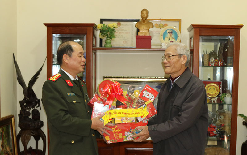  Đồng chí Giám đốc Công an tỉnh thăm, chúc Tết đồng chí Phạm Phước (Nguyên Chủ tịch UBND tỉnh).