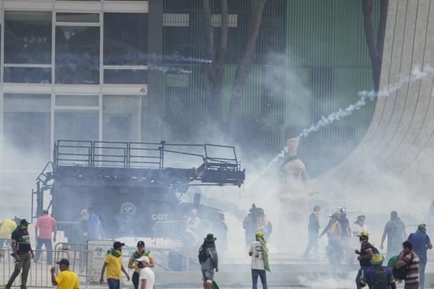 Những người ủng hộ cựu Tổng thống Brazil Jair Bolsonaro đụng độ với cảnh sát. (Nguồn: AP)