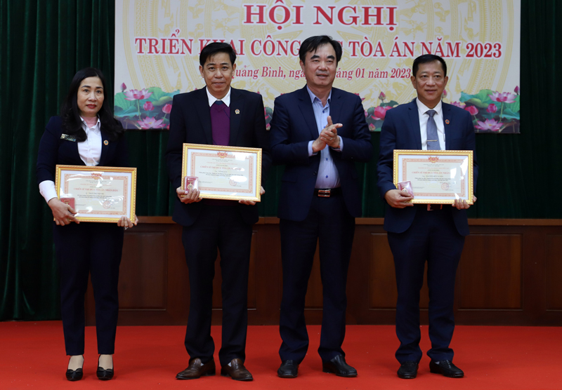 Đồng chí Nguyễn Lương Bình, Ủy viên Ban Thường vụ, Trưởng ban Nội chính Tỉnh ủy trao danh hiệu chiến sỹ thi đua ngành tòa án cho các cá nhân