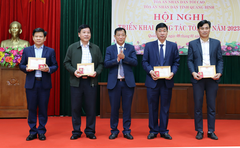 Đồng chí Nguyễn Hữu Tuyến, Chánh án TAND tỉnh trao kỷ niệm chương vì sự nghiệp tòa án cho các cá nhân