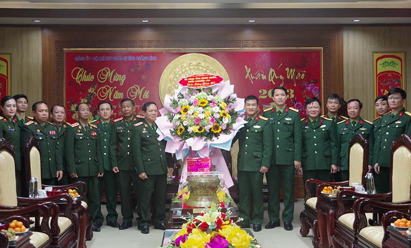 Bộ Chỉ huy Quân sự tỉnh Khăm Muộn chúc Tết lực lượng vũ trang tỉnh Quảng Bình.