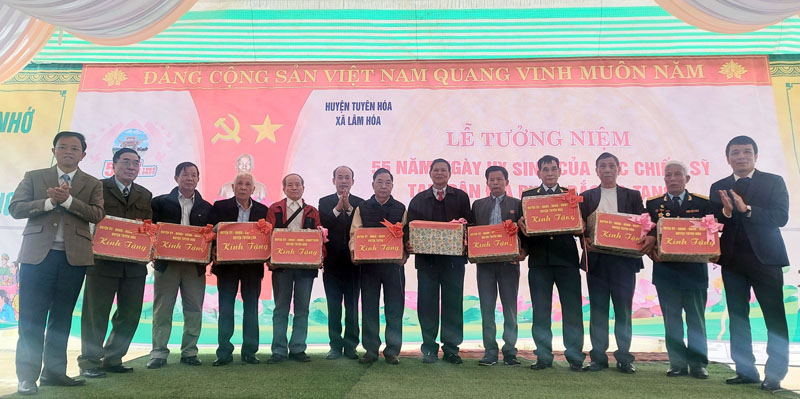 Lãnh đạo huyện Tuyên Hóa tặng quà cho các đồng đội, thân nhân liệt sỹ, gia đình chính sách trên địa bàn xã Lâm Hóa.