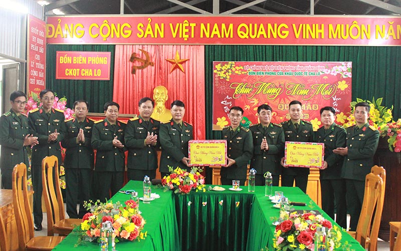 Đoàn công tác trao quà chúc Tết của Thường vụ Đảng ủy, Bộ Tư lệnh Quân khu.