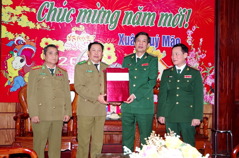 Thiếu tướng Sổm Mãi Phôm Mạ Chăn, Tỉnh ủy viên, Giám đốc Công an tỉnh Sạ-vẳn-na-khệt tặng quà chúc Tết cán bộ, chiến sĩ BĐBP tỉnh.