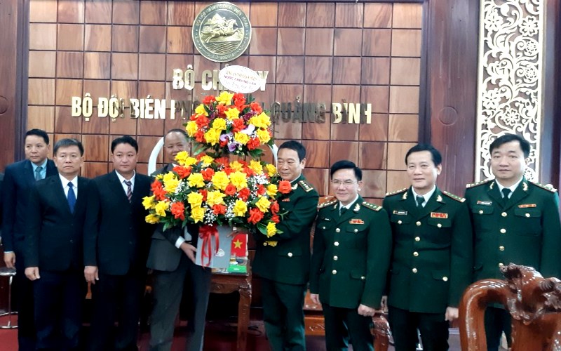 Đại tá Thip Phạ Chăn Phô Xay, Tỉnh ủy viên, Giám đốc Công an tỉnh Khăm Muồn tặng hoa chúc Tết cán bộ, chiến sĩ BĐBP tỉnh.