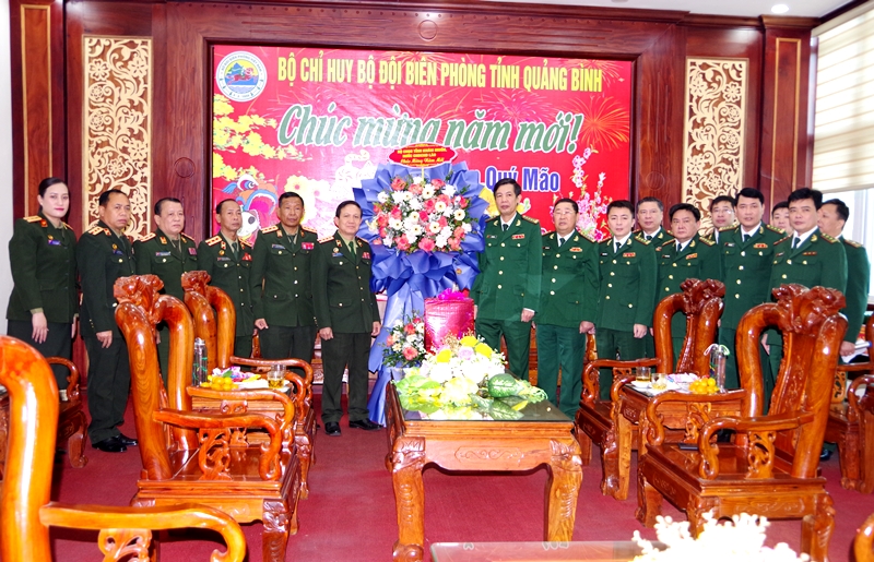 Đại tá Khăm Sãi Phệt Nuôn Sy, Tỉnh ủy viên, Phó Chính ủy, Chủ nhiệm Chính trị, Bộ Chỉ huy Quân sự tỉnh Khăm Muồn tặng hoa, chúc Tết cán bộ, chiến sĩ BĐBP tỉnh.                                                              