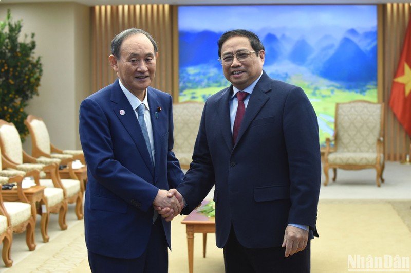 Thủ tướng Phạm Minh Chính tiếp cựu Thủ tướng Nhật Bản Suga Yoshihide. (Ảnh: TRẦN HẢI)