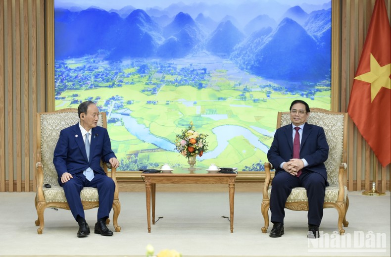 Thủ tướng Phạm Minh Chính và cựu Thủ tướng Nhật Bản Suga Yoshihide. (Ảnh: TRẦN HẢI)