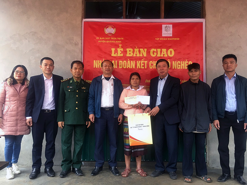 Ủy ban MTTQVN huyện Quảng Ninh trao tiền hỗ trợ làm nhà cho anh Nguyễn Văn Quỳnh, bản Khe Cát, xã Trường Sơn (Quảng Ninh).
