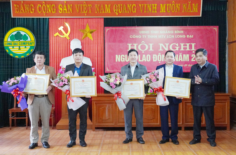 ồng chí Phó Chủ tịch Thường trực UBND tỉnh Đoàn Ngọc Lâm trao tặng danh hiệu Tập thể lao động xuất sắc và bằng khen của Chủ tịch UBND tỉnh cho các tập thể, cá nhân.