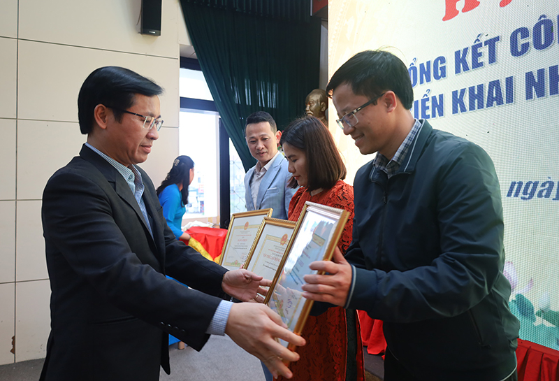 Ông Hoàng Hữu Thái, Giám đốc Sở TT và TT trao bằng khen của Chủ tịch UBND tỉnh cho các tập thế, cá nhân xuất sắc.