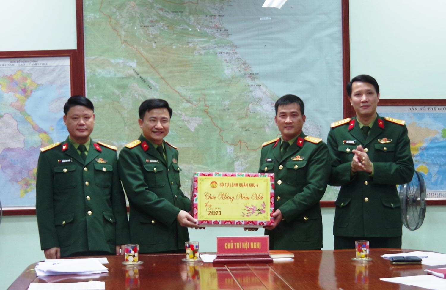 Đại tá Đoàn Xuân Bường, Phó Chính ủy Bộ Tư lệnh Quân khu 4 chúc Tết đơn vị.