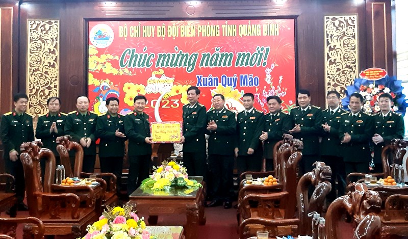 Đại tá Đoàn Xuân Bường, Phó Chính ủy Quân khu 4, cùng đoàn công tác tặng quà, chúc tết cán bộ, chiến sĩ cơ quan Bộ Chỉ huy BĐBP tỉnh.