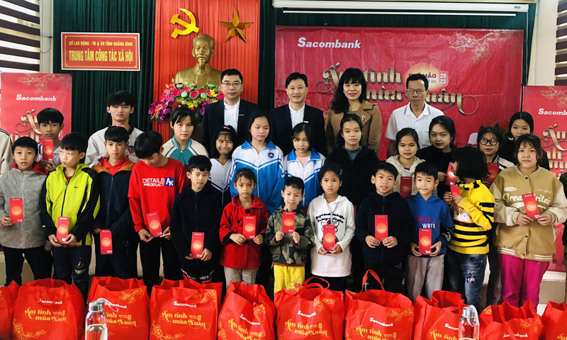  Sacombank Quảng Bình trao quà Tết cho trẻ em đang được chăm sóc, nuôi dưỡng tại Trung tâm Công tác xã hội tỉnh.