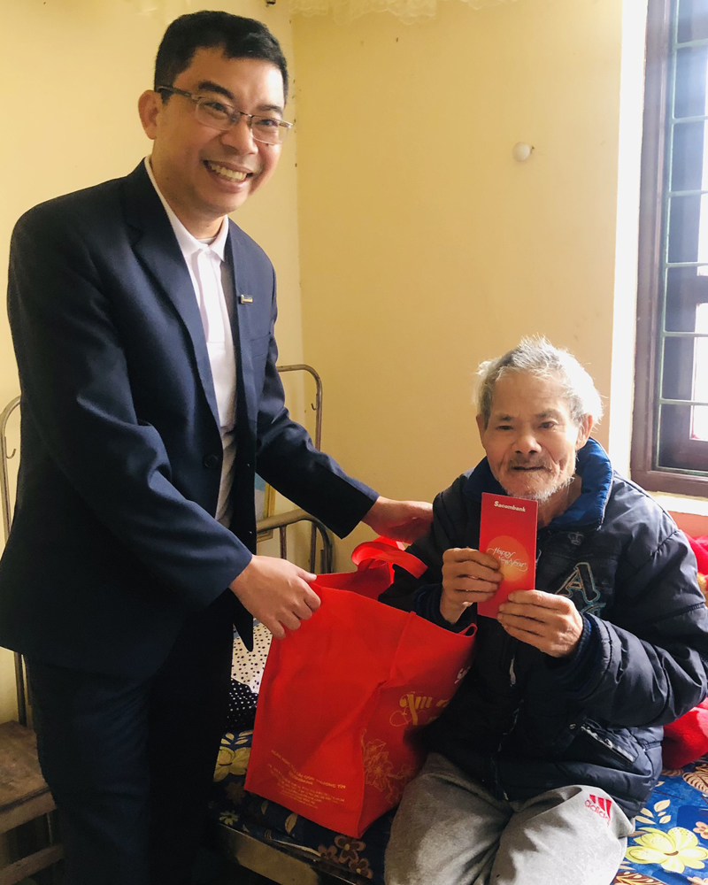 Sacombank Quảng Bình trao quà Tết tận tay cho các cụ ở Trung tâm Công tác xã hội tỉnh.