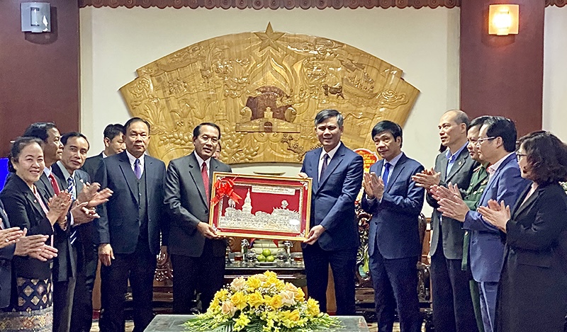 Lãnh đạo tỉnh Khăm Muồn (Lào) tặng hoa, chúc tết Đảng bộ, chính quyền và nhân dân tỉnh Quảng Bình.