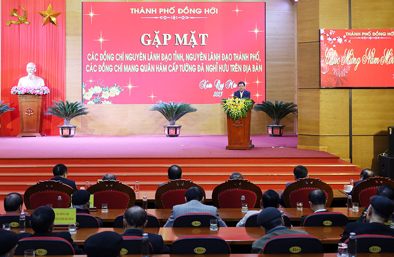 Bí thư Thành ủy Đồng Hới Trần Phong tiếp thu các ý hiến đóng góp và chúc mừng năm mới các đồng chí nguyên lãnh đạo tỉnh, nguyên lãnh đạo thành phố.