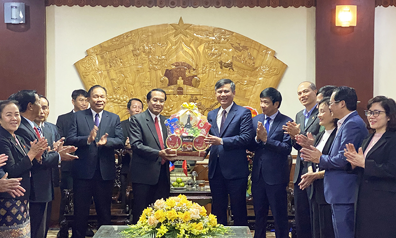 Đồng chí Chủ tịch UBND tỉnh Trần Thằng tăng hoa cho đoàn công tác tỉnh Khăm Muồn.