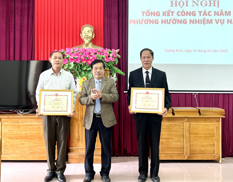 Đại diện lãnh đạo Hội CGC tỉnh trao bằng khen của Hội CGC Việt Nam cho các tập thể, cá nhân có thành tích xuất sắc trong phong trào thi đua xây dựng Hội CGC vững mạnh.
