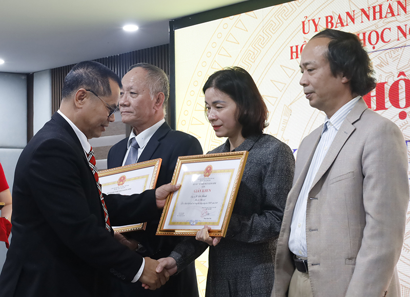 Ông Phan Đình Tiến, Chủ tịch Hội VHNT Quảng Bình trao giấy khen cho các tập thể xuất sắc. 
