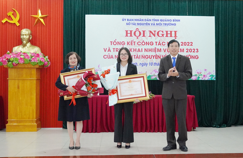 Đồng chí Giám đốc Sở TN-MT Nguyễn Huệ thừa ủy quyền của Thủ tướng Chinh phủ trao bằng khen cho 2 cá nhân có thành tích xuất sắc.