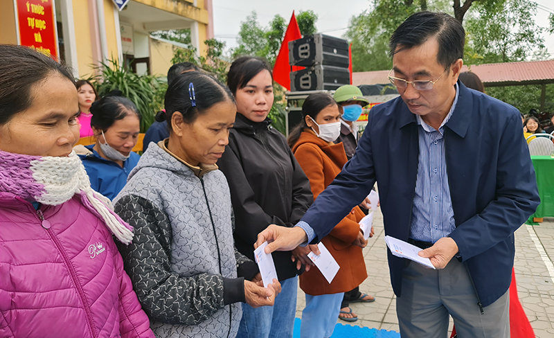 Lãnh đạo huyện Quảng Ninh trao tặng quà cho các gia đình có hoàn cảnh khó khăn trên địa bàn xã Trường Xuân.