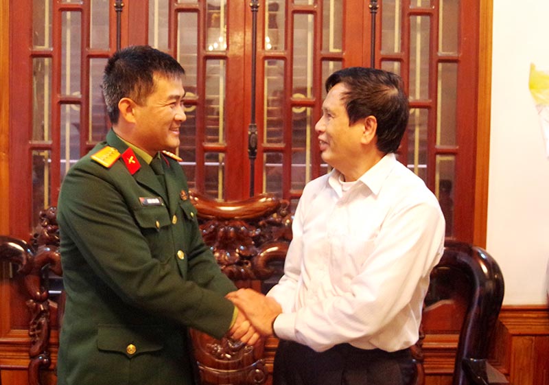 Đại tá Đoàn Sinh Hòa chúc Tết đồng chí đại tá Nguyễn Quốc Trị, nguyên Chỉ huy trưởng Bộ Chỉ huy Quân sự tỉnh.