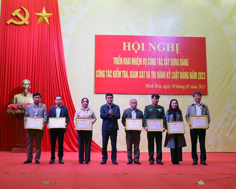 Đồng chí Bùi Anh Tuấn, Tỉnh ủy viên, Bí thư Huyện ủy Minh Hóa tặng giấy khen cho các tổ chức cơ sở Đảng ở Minh Hóa đạt tiêu chuẩn  