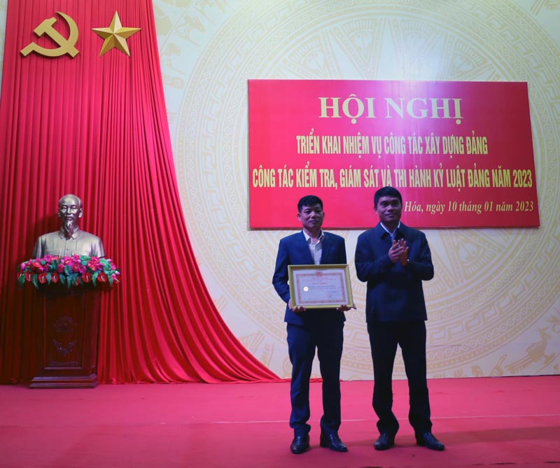 Đồng chí Bùi Anh Tuấn, Tỉnh ủy viên, Bí thư Huyện ủy Minh Hóa tặng giấy khen cho đảng viên có thành tích xuất sắc trong công tác xây dựng Đảng.