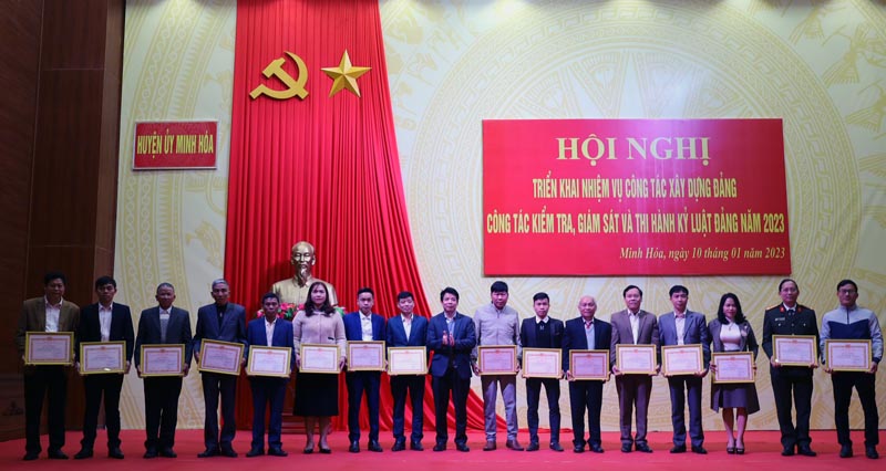 Đồng chí Nguyễn Bắc Việt, Phó Bí thư Huyện ủy, Chủ tịch UBND huyện Minh Hóa tặng giấy khen cho 1 chi bộ trực thuộc đảng bộ cơ sở và 17 đảng viên đạt tiêu chuẩn  
