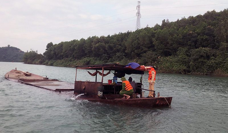 Công an huyện Quảng Ninh kiểm tra thuyền khai thác cát trái phép trên tuyến sông Nhật Lệ-Long Đại.