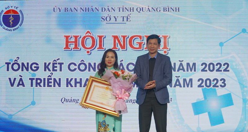 Đồng chí Phó Chủ tịch UBND tỉnh Hồ An Phong thừa ủy quyền trao tặng Bằng khen của Thủ tướng Chính phủ cho tập thể Trung tâm Kiểm nghiệm thuốc-mỹ phẩm-thực phẩm Quảng Bình.