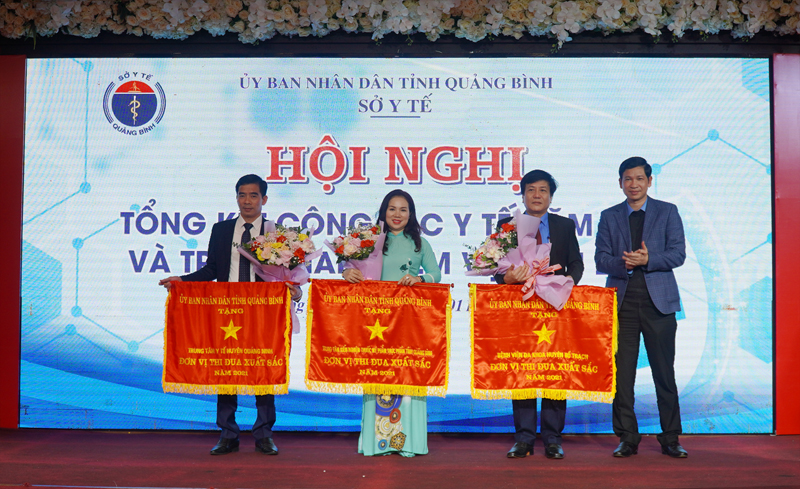 Đồng chí Phó Chủ tịch UBND tỉnh Hồ An Phong trao tặng cờ thi đua xuất sắc cho 3 tập thể của ngành Y tế.